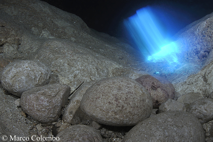 Read more about the article Stalactites cave